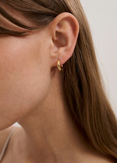 Smooth Rounded Huggie (7080033550417)